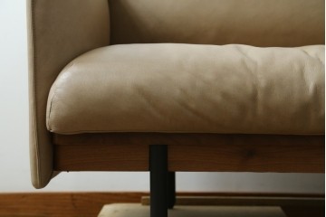 中古　美品!!　ACTUS(アクタス)取り扱い　NATADORA(ナタドラ)　BYRON BAY ソファ　フレームウォールナット　本革　洗練されたデザインが素敵な2.5人掛けソファ　定価約53万円　(R-083008)