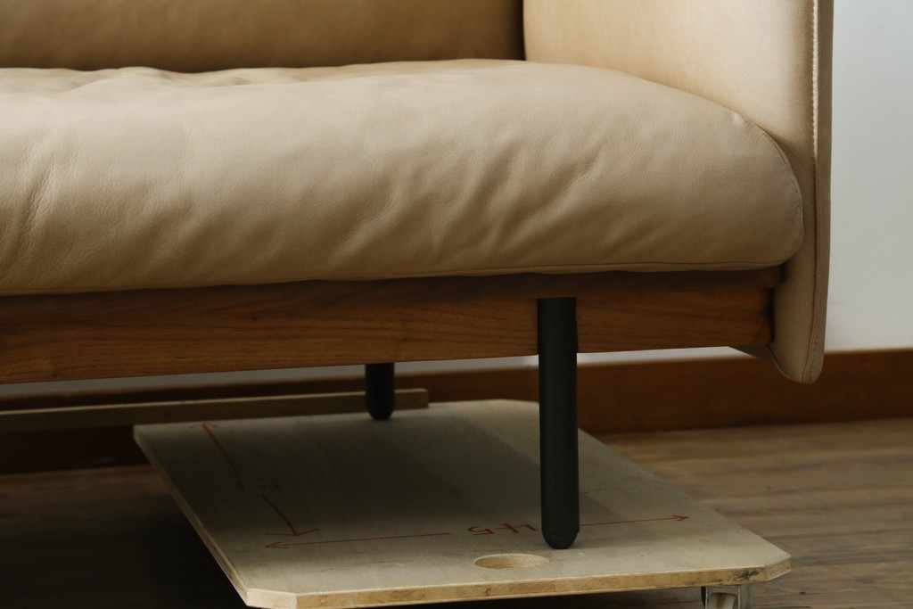 中古　美品!!　ACTUS(アクタス)取り扱い　NATADORA(ナタドラ)　BYRON BAY ソファ　フレームウォールナット　本革　洗練されたデザインが素敵な2.5人掛けソファ　定価約53万円　(R-083008)