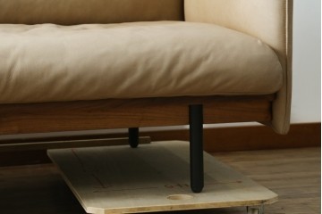 中古　美品!!　ACTUS(アクタス)取り扱い　NATADORA(ナタドラ)　BYRON BAY ソファ　フレームウォールナット　本革　洗練されたデザインが素敵な2.5人掛けソファ　定価約53万円　(R-083008)