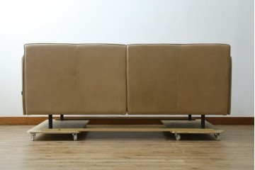 中古　美品!!　ACTUS(アクタス)取り扱い　NATADORA(ナタドラ)　BYRON BAY ソファ　フレームウォールナット　本革　洗練されたデザインが素敵な2.5人掛けソファ　定価約53万円　(R-083008)