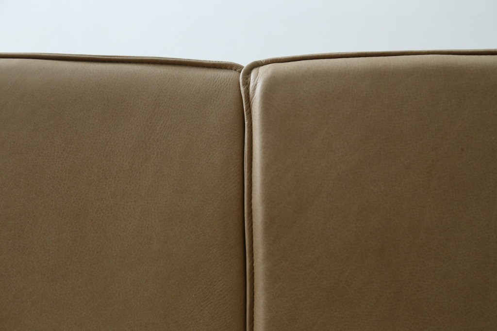 中古　美品!!　ACTUS(アクタス)取り扱い　NATADORA(ナタドラ)　BYRON BAY ソファ　フレームウォールナット　本革　洗練されたデザインが素敵な2.5人掛けソファ　定価約53万円　(R-083008)