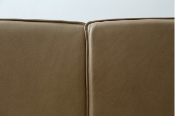 中古　美品!!　ACTUS(アクタス)取り扱い　NATADORA(ナタドラ)　BYRON BAY ソファ　フレームウォールナット　本革　洗練されたデザインが素敵な2.5人掛けソファ　定価約53万円　(R-083008)