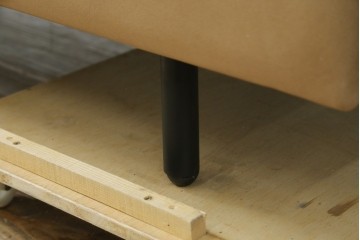 中古　美品!!　ACTUS(アクタス)取り扱い　NATADORA(ナタドラ)　BYRON BAY ソファ　フレームウォールナット　本革　洗練されたデザインが素敵な2.5人掛けソファ　定価約53万円　(R-083008)