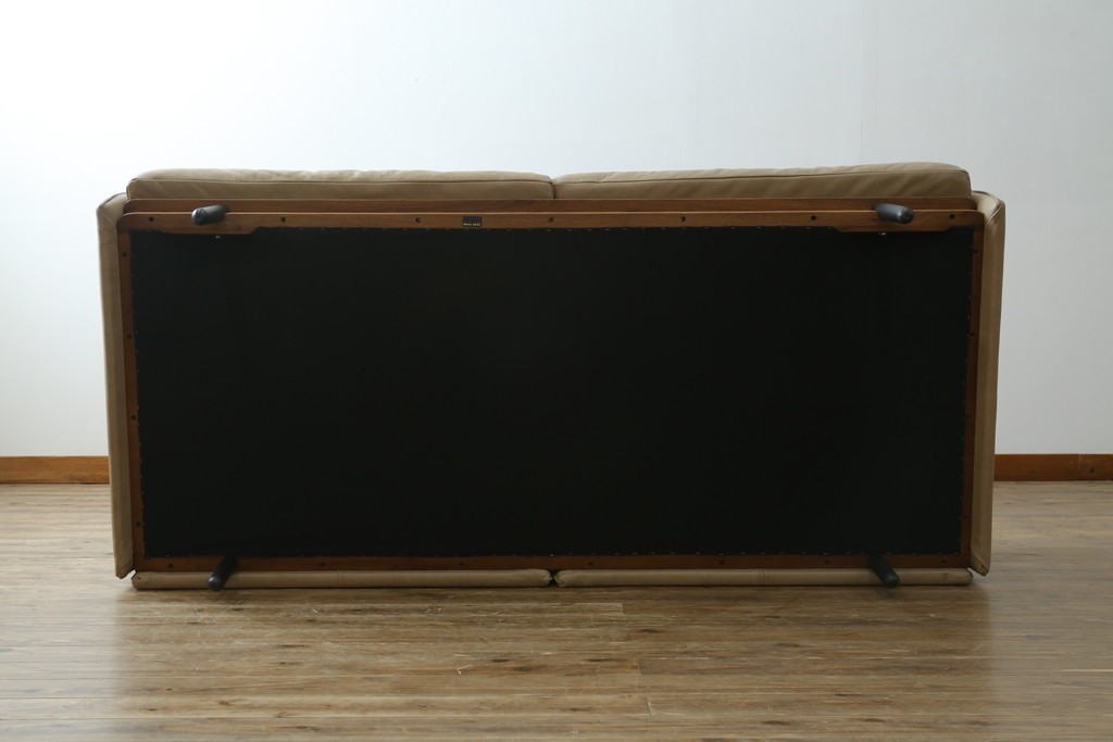 中古　美品!!　ACTUS(アクタス)取り扱い　NATADORA(ナタドラ)　BYRON BAY ソファ　フレームウォールナット　本革　洗練されたデザインが素敵な2.5人掛けソファ　定価約53万円　(R-083008)