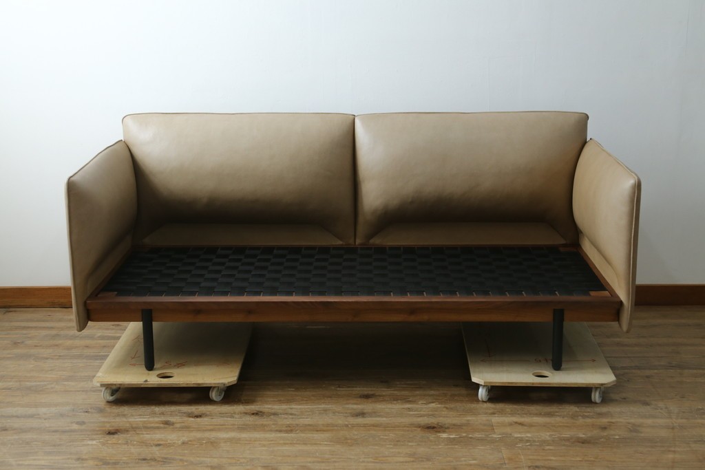 中古　美品!!　ACTUS(アクタス)取り扱い　NATADORA(ナタドラ)　BYRON BAY ソファ　フレームウォールナット　本革　洗練されたデザインが素敵な2.5人掛けソファ　定価約53万円　(R-083008)