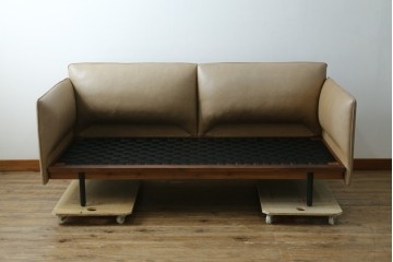 中古　美品!!　ACTUS(アクタス)取り扱い　NATADORA(ナタドラ)　BYRON BAY ソファ　フレームウォールナット　本革　洗練されたデザインが素敵な2.5人掛けソファ　定価約53万円　(R-083008)