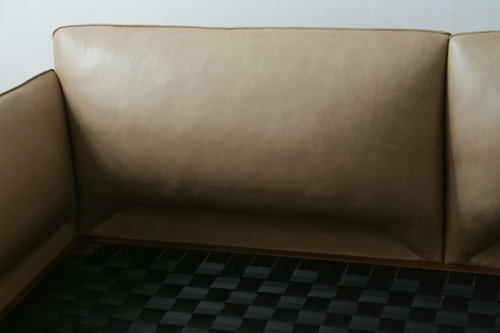中古　美品!!　ACTUS(アクタス)取り扱い　NATADORA(ナタドラ)　BYRON BAY ソファ　フレームウォールナット　本革　洗練されたデザインが素敵な2.5人掛けソファ　定価約53万円　(R-083008)