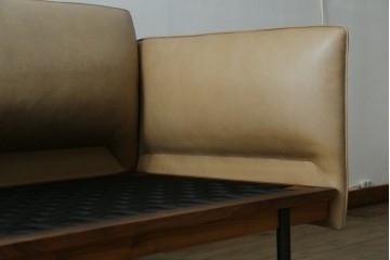 中古　美品!!　ACTUS(アクタス)取り扱い　NATADORA(ナタドラ)　BYRON BAY ソファ　フレームウォールナット　本革　洗練されたデザインが素敵な2.5人掛けソファ　定価約53万円　(R-083008)