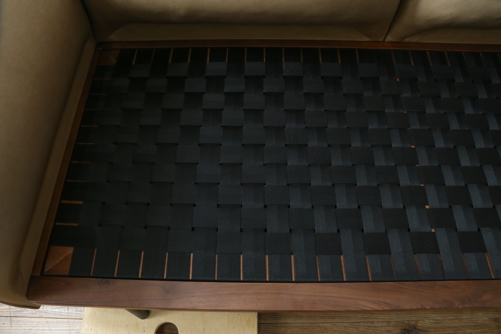 中古　美品!!　ACTUS(アクタス)取り扱い　NATADORA(ナタドラ)　BYRON BAY ソファ　フレームウォールナット　本革　洗練されたデザインが素敵な2.5人掛けソファ　定価約53万円　(R-083008)