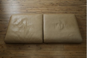 中古　美品!!　ACTUS(アクタス)取り扱い　NATADORA(ナタドラ)　BYRON BAY ソファ　フレームウォールナット　本革　洗練されたデザインが素敵な2.5人掛けソファ　定価約53万円　(R-083008)