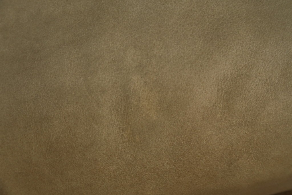 中古　美品!!　ACTUS(アクタス)取り扱い　NATADORA(ナタドラ)　BYRON BAY ソファ　フレームウォールナット　本革　洗練されたデザインが素敵な2.5人掛けソファ　定価約53万円　(R-083008)