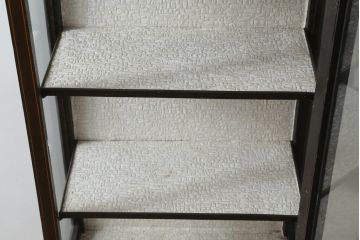 イギリスアンティーク　希少サイズ　小振りな象嵌入り!上品な雰囲気を醸し出す縦型キャビネット(キュリオケース、ガラスケース、コレクションケース、飾り棚、陳列棚、英国)(R-083010)