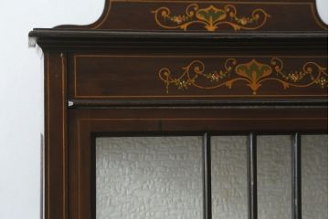 イギリスアンティーク　希少サイズ　小振りな象嵌入り!上品な雰囲気を醸し出す縦型キャビネット(キュリオケース、ガラスケース、コレクションケース、飾り棚、陳列棚、英国)(R-083010)