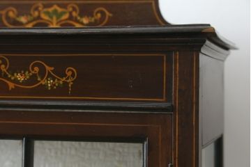 イギリスアンティーク　希少サイズ　小振りな象嵌入り!上品な雰囲気を醸し出す縦型キャビネット(キュリオケース、ガラスケース、コレクションケース、飾り棚、陳列棚、英国)(R-083010)