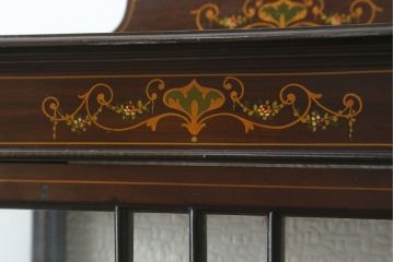 イギリスアンティーク　希少サイズ　小振りな象嵌入り!上品な雰囲気を醸し出す縦型キャビネット(キュリオケース、ガラスケース、コレクションケース、飾り棚、陳列棚、英国)(R-083010)
