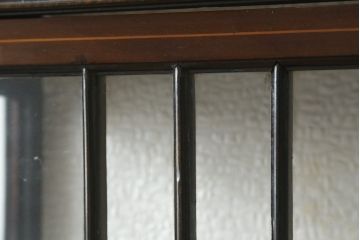 イギリスアンティーク　希少サイズ　小振りな象嵌入り!上品な雰囲気を醸し出す縦型キャビネット(キュリオケース、ガラスケース、コレクションケース、飾り棚、陳列棚、英国)(R-083010)