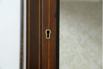 イギリスアンティーク　希少サイズ　小振りな象嵌入り!上品な雰囲気を醸し出す縦型キャビネット(キュリオケース、ガラスケース)(R-083010)