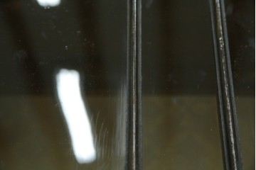 イギリスアンティーク　希少サイズ　小振りな象嵌入り!上品な雰囲気を醸し出す縦型キャビネット(キュリオケース、ガラスケース)(R-083010)