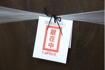 イギリスアンティーク　希少サイズ　小振りな象嵌入り!上品な雰囲気を醸し出す縦型キャビネット(キュリオケース、ガラスケース)(R-083010)