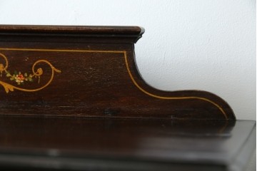イギリスアンティーク　希少サイズ　小振りな象嵌入り!上品な雰囲気を醸し出す縦型キャビネット(キュリオケース、ガラスケース)(R-083010)