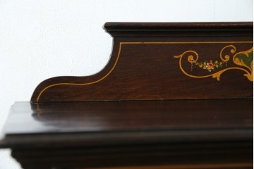 イギリスアンティーク　希少サイズ　小振りな象嵌入り!上品な雰囲気を醸し出す縦型キャビネット(キュリオケース、ガラスケース)(R-083010)