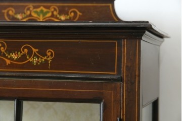 イギリスアンティーク　希少サイズ　小振りな象嵌入り!上品な雰囲気を醸し出す縦型キャビネット(キュリオケース、ガラスケース)(R-083010)