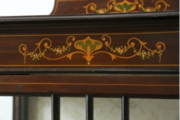 イギリスアンティーク　希少サイズ　小振りな象嵌入り!上品な雰囲気を醸し出す縦型キャビネット(キュリオケース、ガラスケース)(R-083010)