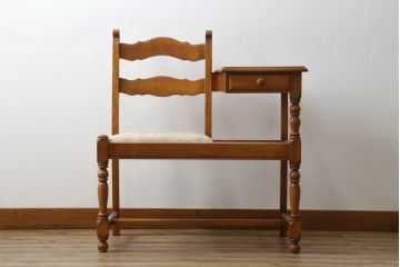 中古　横浜クラシック家具　ダニエル(Daniel)　カントリースタイルの空間づくりに活躍するテレフォンベンチ(サイドテーブル、テレフォンチェア、テーブル付きチェア)(R-083011)