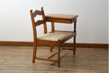 中古　横浜クラシック家具　ダニエル(Daniel)　カントリースタイルの空間づくりに活躍するテレフォンベンチ(サイドテーブル、テレフォンチェア、テーブル付きチェア)(R-083011)