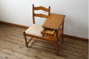 中古　横浜クラシック家具　ダニエル(Daniel)　カントリースタイルの空間づくりに活躍するテレフォンベンチ(サイドテーブル、テレフォンチェア、テーブル付きチェア)(R-083011)
