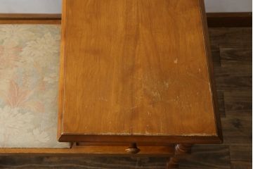 中古　横浜クラシック家具　ダニエル(Daniel)　カントリースタイルの空間づくりに活躍するテレフォンベンチ(サイドテーブル、テレフォンチェア、テーブル付きチェア)(R-083011)