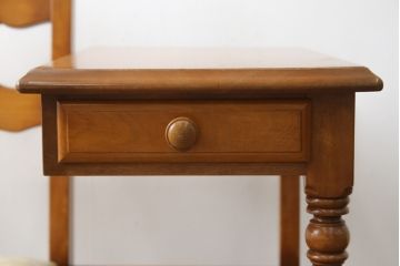 中古　横浜クラシック家具　ダニエル(Daniel)　カントリースタイルの空間づくりに活躍するテレフォンベンチ(サイドテーブル、テレフォンチェア、テーブル付きチェア)(R-083011)