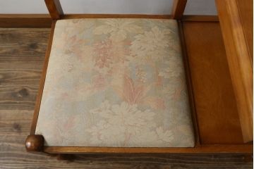 中古　横浜クラシック家具　ダニエル(Daniel)　カントリースタイルの空間づくりに活躍するテレフォンベンチ(サイドテーブル、テレフォンチェア、テーブル付きチェア)(R-083011)