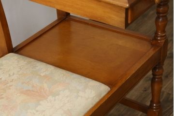 中古　横浜クラシック家具　ダニエル(Daniel)　カントリースタイルの空間づくりに活躍するテレフォンベンチ(サイドテーブル、テレフォンチェア、テーブル付きチェア)(R-083011)
