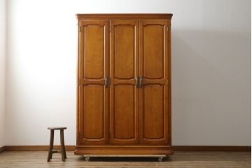 中古　美品　横浜クラシック家具　ダニエル(Daniel)　Etranger(エトランジェ)　E-101　クラシカルな佇まいが魅力のワードローブ(洋服タンス、収納棚、戸棚、キャビネット)(定価約140万円)(R-083013)