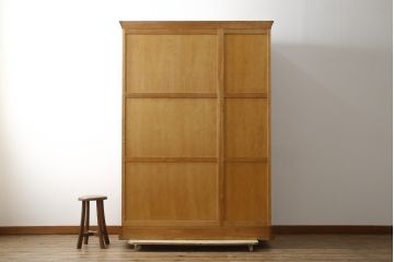 中古　美品　横浜クラシック家具　ダニエル(Daniel)　Etranger(エトランジェ)　E-101　クラシカルな佇まいが魅力のワードローブ(洋服タンス、収納棚、戸棚、キャビネット)(定価約140万円)(R-083013)