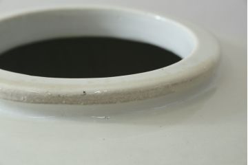 和製アンティーク　超特大!!　花器に最適!!　明治期　伊万里　白磁　古い造り酒屋の味わい深い大酒甕(酒壺、酒器、かめ、つぼ、壷)(R-083014)