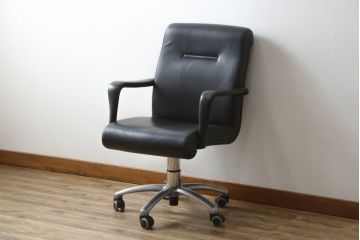 中古　イタリア　Poltrona Frau(ポルトローナフラウ)　Forum (フォーラム)　Meeting(ミーティング)モデル　スタイリッシュなオフィスチェア(アームチェア、デスクチェア、ミーティングチェア、回転椅子、イス)(定価約50万円・現行品の定価約100万円)(R-083015)