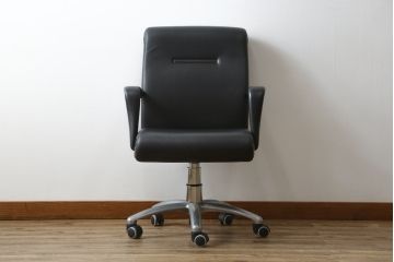中古　イタリア　Poltrona Frau(ポルトローナフラウ)　Forum (フォーラム)　Meeting(ミーティング)モデル　スタイリッシュなオフィスチェア(アームチェア、デスクチェア、ミーティングチェア、回転椅子、イス)(定価約50万円・現行品の定価約100万円)(R-083015)