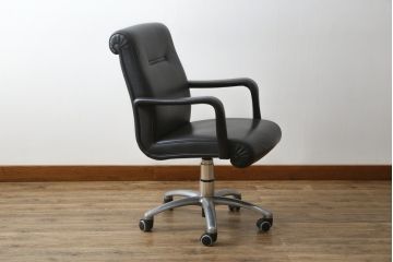 中古　イタリア　Poltrona Frau(ポルトローナフラウ)　Forum (フォーラム)　Meeting(ミーティング)モデル　スタイリッシュなオフィスチェア(アームチェア、デスクチェア、ミーティングチェア、回転椅子、イス)(定価約50万円・現行品の定価約100万円)(R-083015)