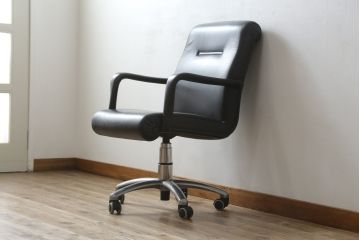 中古　イタリア　Poltrona Frau(ポルトローナフラウ)　Forum (フォーラム)　Meeting(ミーティング)モデル　スタイリッシュなオフィスチェア(アームチェア、デスクチェア、ミーティングチェア、回転椅子、イス)(定価約50万円・現行品の定価約100万円)(R-083015)