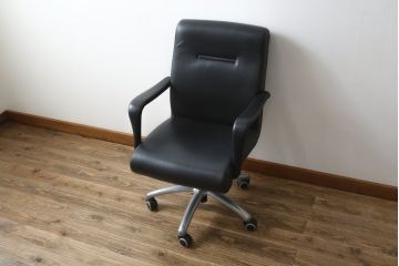 中古　イタリア　Poltrona Frau(ポルトローナフラウ)　Forum (フォーラム)　Meeting(ミーティング)モデル　スタイリッシュなオフィスチェア(アームチェア、デスクチェア、ミーティングチェア、回転椅子、イス)(定価約50万円・現行品の定価約100万円)(R-083015)
