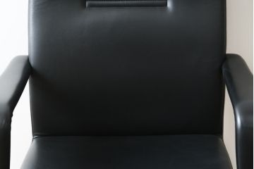 中古　イタリア　Poltrona Frau(ポルトローナフラウ)　Forum (フォーラム)　Meeting(ミーティング)モデル　スタイリッシュなオフィスチェア(アームチェア、デスクチェア、ミーティングチェア、回転椅子、イス)(定価約50万円・現行品の定価約100万円)(R-083015)