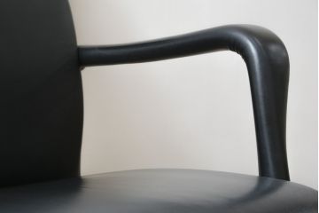中古　イタリア　Poltrona Frau(ポルトローナフラウ)　Forum (フォーラム)　Meeting(ミーティング)モデル　スタイリッシュなオフィスチェア(アームチェア、デスクチェア、ミーティングチェア、回転椅子、イス)(定価約50万円・現行品の定価約100万円)(R-083015)