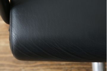中古　イタリア　Poltrona Frau(ポルトローナフラウ)　Forum (フォーラム)　Meeting(ミーティング)モデル　スタイリッシュなオフィスチェア(アームチェア、デスクチェア、ミーティングチェア、回転椅子、イス)(定価約50万円・現行品の定価約100万円)(R-083015)