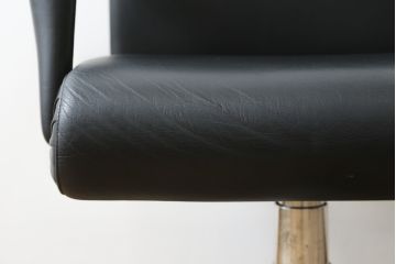 中古　イタリア　Poltrona Frau(ポルトローナフラウ)　Forum (フォーラム)　Meeting(ミーティング)モデル　スタイリッシュなオフィスチェア(アームチェア、デスクチェア、ミーティングチェア、回転椅子、イス)(定価約50万円・現行品の定価約100万円)(R-083015)