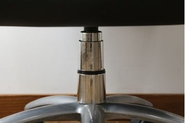中古　イタリア　Poltrona Frau(ポルトローナフラウ)　Forum (フォーラム)　Meeting(ミーティング)モデル　スタイリッシュなオフィスチェア(アームチェア、デスクチェア、ミーティングチェア、回転椅子、イス)(定価約50万円・現行品の定価約100万円)(R-083015)