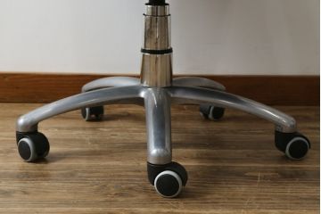 中古　イタリア　Poltrona Frau(ポルトローナフラウ)　Forum (フォーラム)　Meeting(ミーティング)モデル　スタイリッシュなオフィスチェア(アームチェア、デスクチェア、ミーティングチェア、回転椅子、イス)(定価約50万円・現行品の定価約100万円)(R-083015)