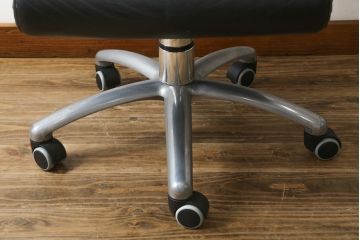 中古　イタリア　Poltrona Frau(ポルトローナフラウ)　Forum (フォーラム)　Meeting(ミーティング)モデル　スタイリッシュなオフィスチェア(アームチェア、デスクチェア、ミーティングチェア、回転椅子、イス)(定価約50万円・現行品の定価約100万円)(R-083015)