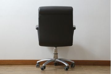 中古　イタリア　Poltrona Frau(ポルトローナフラウ)　Forum (フォーラム)　Meeting(ミーティング)モデル　スタイリッシュなオフィスチェア(アームチェア、デスクチェア、ミーティングチェア、回転椅子、イス)(定価約50万円・現行品の定価約100万円)(R-083015)